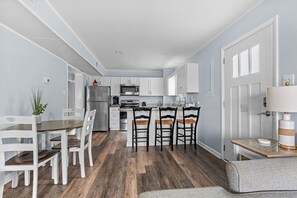 Dining - Renovated 3BR condo. Short walk to beach. Community Pool. FREE Linens (Ocean City)