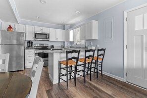 Private kitchen - Renovated 3BR condo. Short walk to beach. Community Pool. FREE Linens (Ocean City)