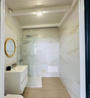 Haartrockner, Handtücher, Seife, Toilettenpapier