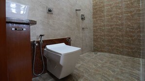 A bathroom with a toilet, shower, and a sink. - Hotel Mahadev Residency Jaisalmer (Jaisalmer)