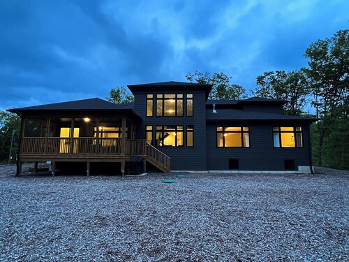 Spacious, luxe Muskoka house w/ Scandi hot tub, fire pit, sauna, pool table, BBQ