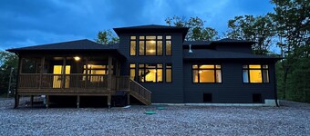 Spacious, luxe Muskoka house w/ Scandi hot tub, fire pit, sauna, pool table, BBQ
