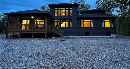 Spacious, luxe Muskoka house w/ Scandi hot tub, fire pit, sauna, pool table, BBQ