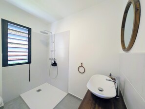 Shower, hair dryer, towels, toilet paper - Villa Néréa - 4 Bedrooms, pool near the lagoon (Saint-Paul)