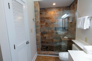 Bathroom - Windermere Coastal Retreat – 7C (Myrtle Beach)