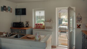 A kitchen with a microwave, sink, and a window. - House 5 minutes from Amboise (Chargé)