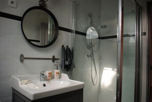 Douche, serviettes fournies, papier toilette