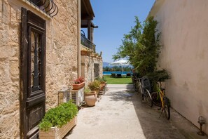 Villa | Garden - Stunning Villa for 7 in Kissamos (Kissamos)