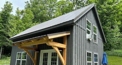 Snowshoe Cabin across from Upper Lake Moraine and close to Colgate!