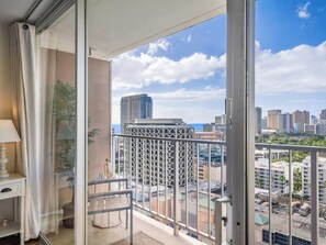 Interior - Chic Beachy Studio @Marine Surf w/Parking (Honolulu)