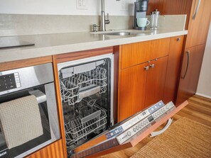 Fridge, microwave, oven, stovetop - Chic Beachy Studio @Marine Surf w/Parking (Honolulu)