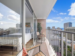 Property grounds - Chic Beachy Studio @Marine Surf w/Parking (Honolulu)