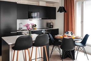 Fridge, microwave, oven, stovetop - Stunning lake side apt w/ sauna and parking (Tampere)