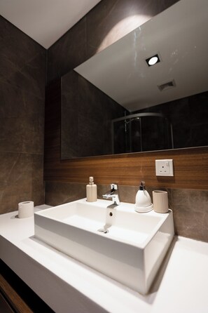 Free toiletries, slippers, soap, shampoo - The Pearl In City Apartments (Accra)