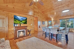 Interior - Stunning 4BR Cabin | Bluff Mtn Views | Sevierville (Sevierville)