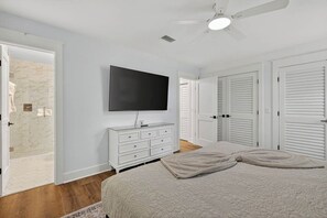 3 bedrooms, free WiFi, bed sheets - Renovated Home Close to Everything! Fenced Yard, Dogs Welcome! (Saint Simons Island)