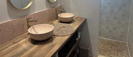 Shower, jetted tub, hair dryer, towels