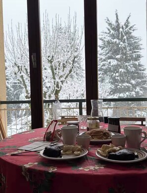 Dining - Bright alpine apartment in Bardonecchia with balcony and close to the slopes. (Bardonecchia)