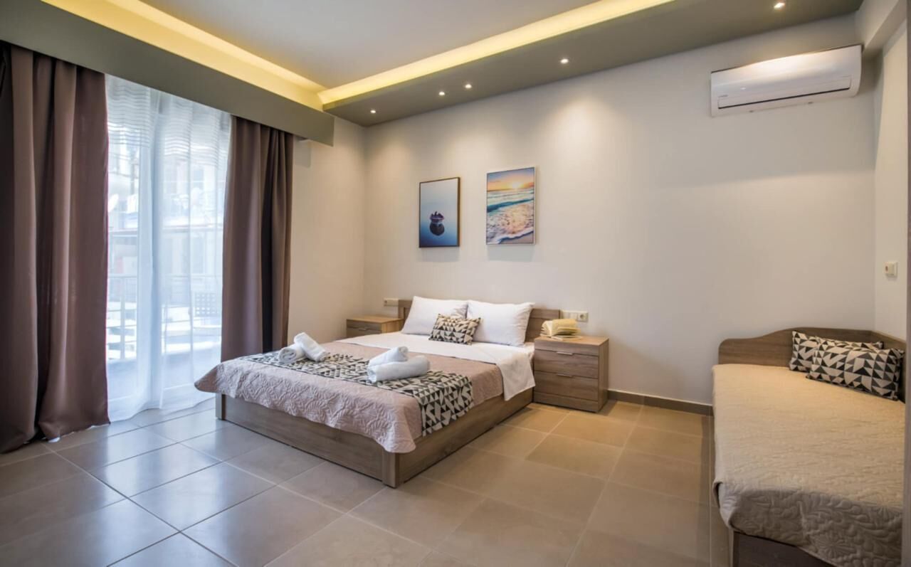 Kolmen hengen perushuone, tupakointi kielletty, parveke