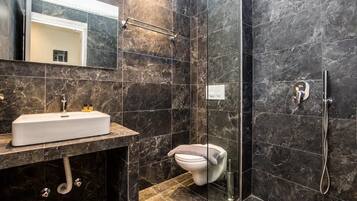 Ducha, secador de pelo, jabón, shampoo