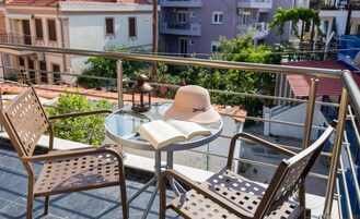 Habitación triple básica, no fumadores, balcón | Restaurante al aire libre