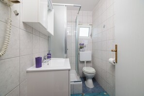 Dusche, Haartrockner, Handtücher, Seife