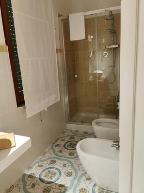 Kahden hengen perushuone | Kylpyhuone