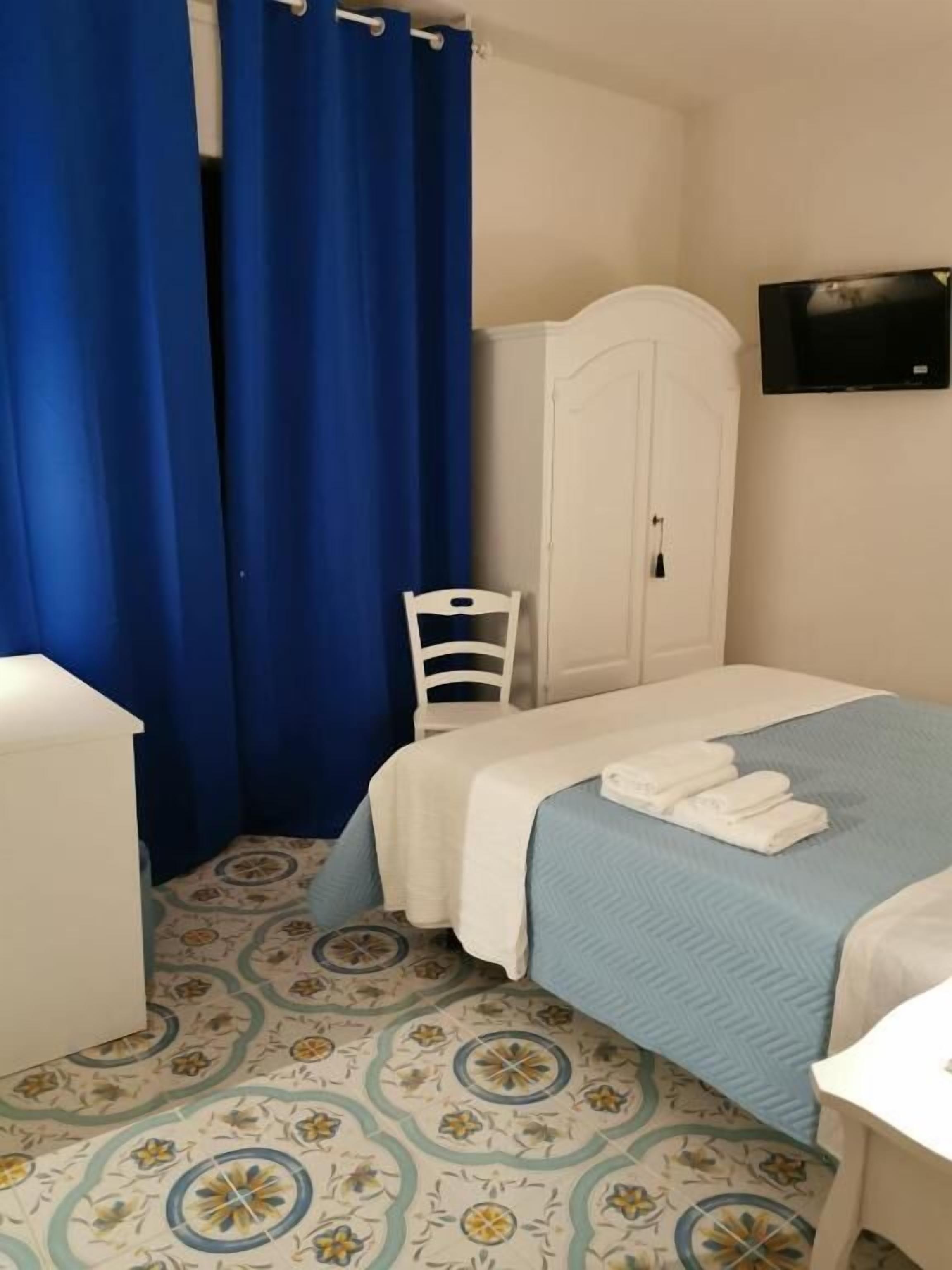 Kahden hengen perushuone (yksi tai kaksi sänkyä)