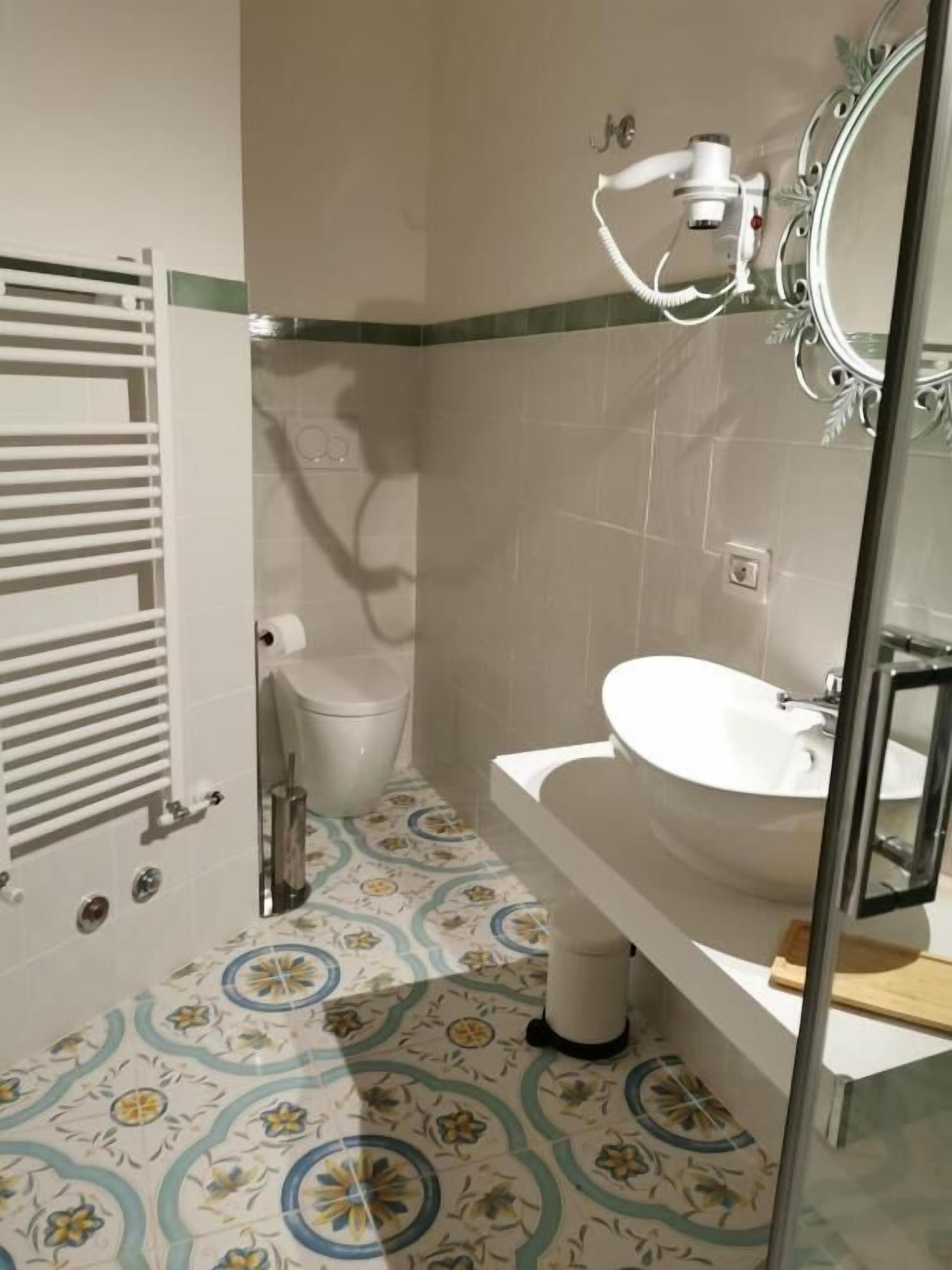 Basic-Doppel- oder -Zweibettzimmer | Badezimmer