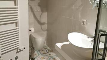 Basic-Doppel- oder -Zweibettzimmer | Badezimmer