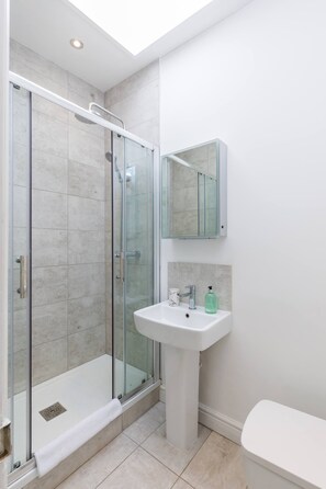 Bathroom - Central Brighton 1 Bedroom Apartment (Brighton and Hove)