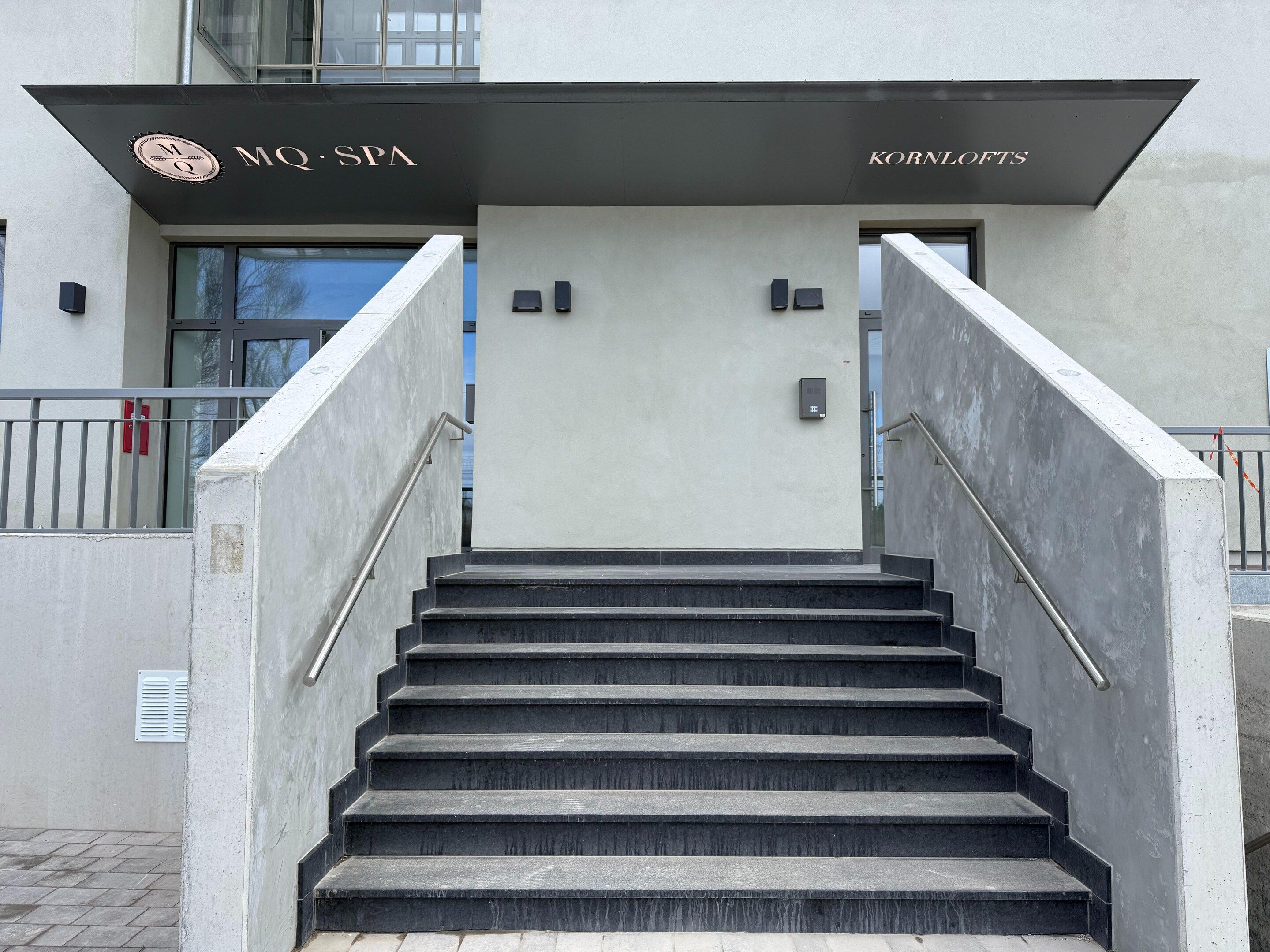 A building entrance with a sign for MQ SPA and Kornlofts.