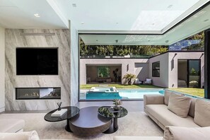 A heated pool - Stone Canyon - Bel Air Architectural Icon w/ Pool, Spa & Guest House (Los Angeles)