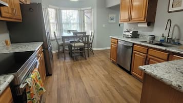 Coffee/tea maker, fridge, microwave, oven