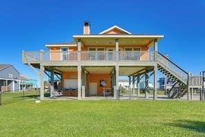 Interior - Walk to Shore: Group Getaway in Crystal Beach! (Port Bolivar)
