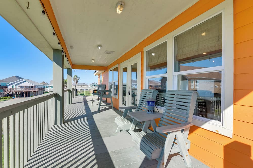 Walk to Shore: Group Getaway in Crystal Beach! - Gilchrist, TX