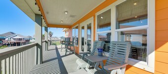 Walk to Shore: Group Getaway in Crystal Beach!