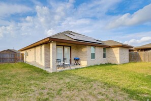 A single-story house with a patio, a barbecue grill, and a fenced yard. - Easy Living in Brownsville! Home Near Med Center (Brownsville)