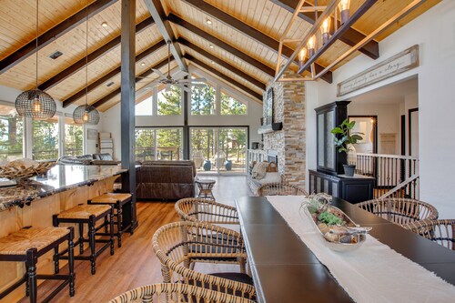 Walk to Heavenly Lifts! Spacious Family Retreat