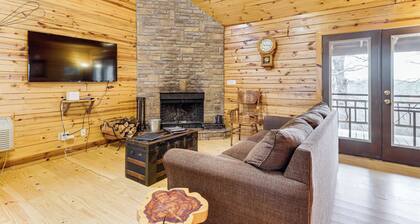 3 Mi to Dtwn! Nature-filled Eureka Springs Cabin