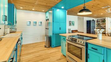 House (5 Bedrooms) | Interior