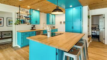 House (5 Bedrooms) | Interior