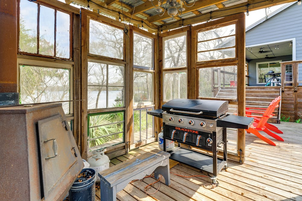 Lakefront Camp Creek Retreat w/ Dock - Centerville, LA