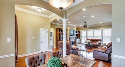 Peaceful Shreveport Retreat w/ Deck + Yard!