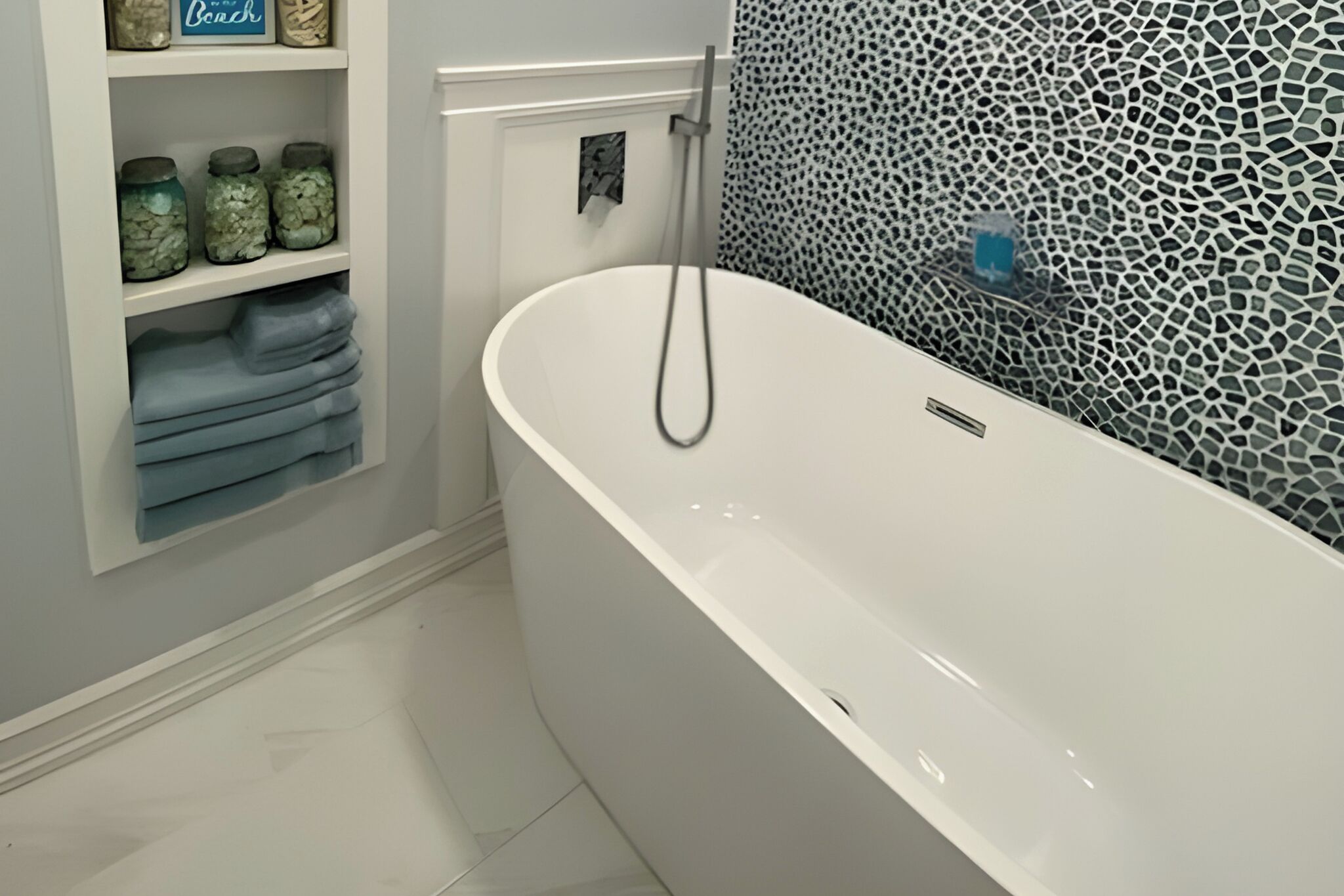 Een badkamer met een witte badkuip, planken met potten en een behang met een patroon.