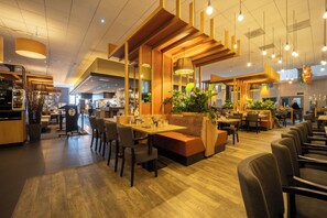 Dining - Making The Best Memories Along The Way! Swimming Pool and Nearby Trails! (Helmond)