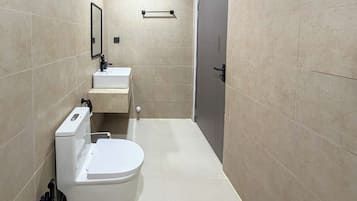 Deluxe Double Room, City View | Bathroom | Free toiletries, hair dryer, towels, soap