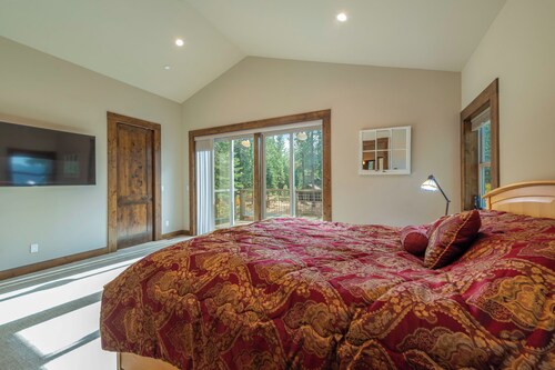 4BR Home w/ 2 Decks, Near Lake & Ski Resorts