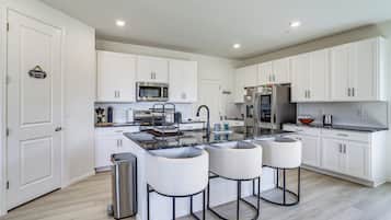 House (4 Bedrooms) | Interior
