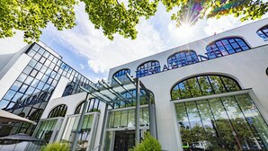 Een modern gebouw met grote ramen en een glazen entree.